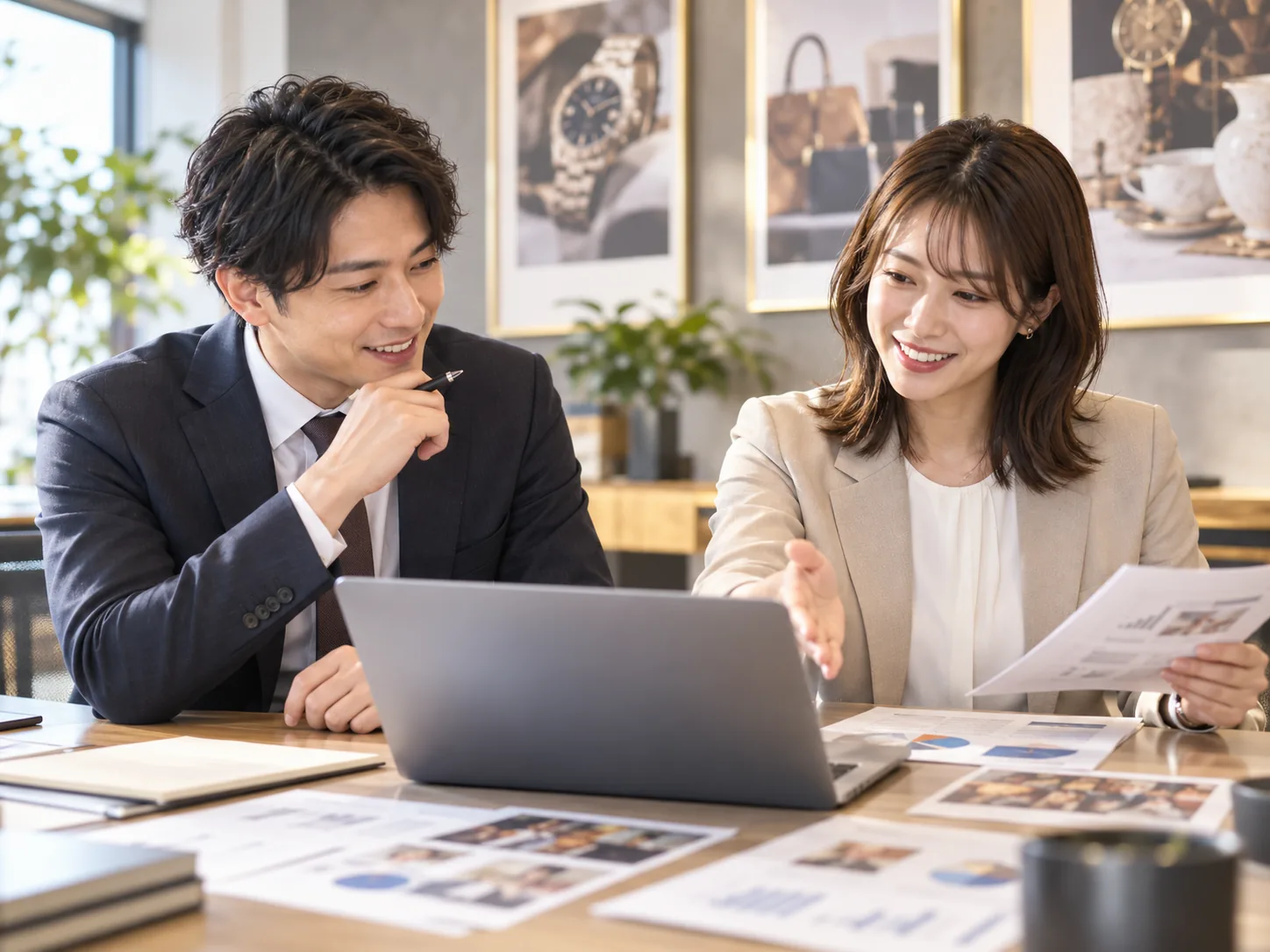 スタッフが販促企画を検討するイメージ